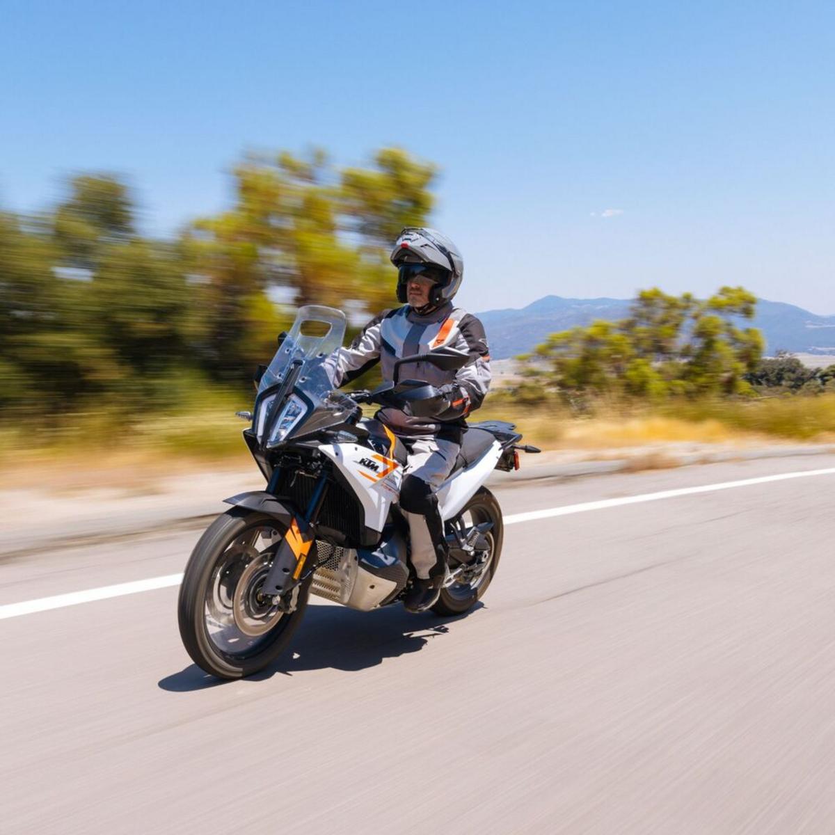 HJC I80 Modular Helmet with Aerodynamic Profile - Semit Flat Black HJC I80 Modular Helmet with Aerodynamic Profile - Semit Flat Black